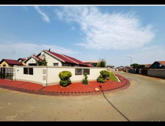 3 BEDROOM HOUSE FOR SALE IN PROTEA GLEN